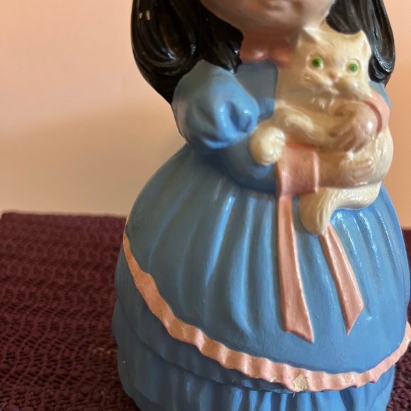 VINTAGE 1970’s CERAMIC SOUTHERN GIRL HOLDING HER CAT. BROWN HAIR BLUE EYES - Picture 3 of 9
